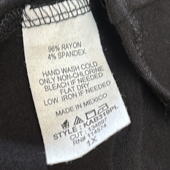 Bellatrix black maxi dress. Long sleeves with side pockets. New w/Tag. Size 1X - Picture 12 of 12